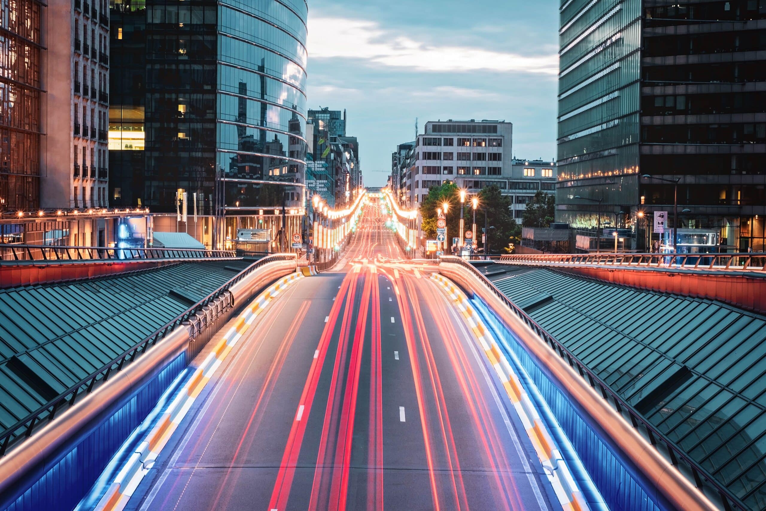 long-exposure-shot-from-bridge-brussels-with-light-trails-belgium-min